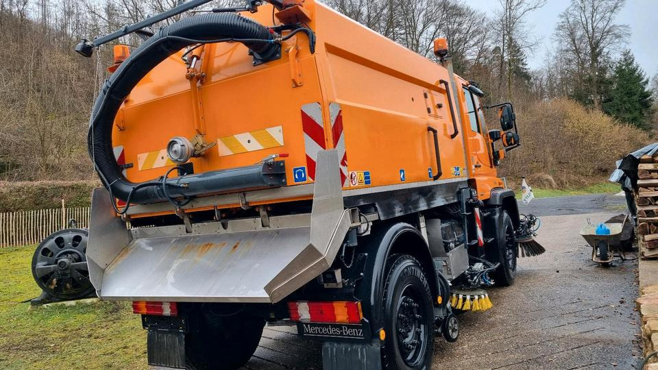 Unimog 9400km U400 405 Kehrmaschine SK 370 Schmidt Mercedes Benz Variopilot Kehraufbau Hydrostat 2011 Bluetec 5 - Utcaseprő gép: 4 kép. Unimog 9400km U400 405 Kehrmaschine SK 370 Schmidt Mercedes Benz Variopilot Kehraufbau Hydrostat 2011 Bluetec 5 - Utcaseprő gép: 4 kép.