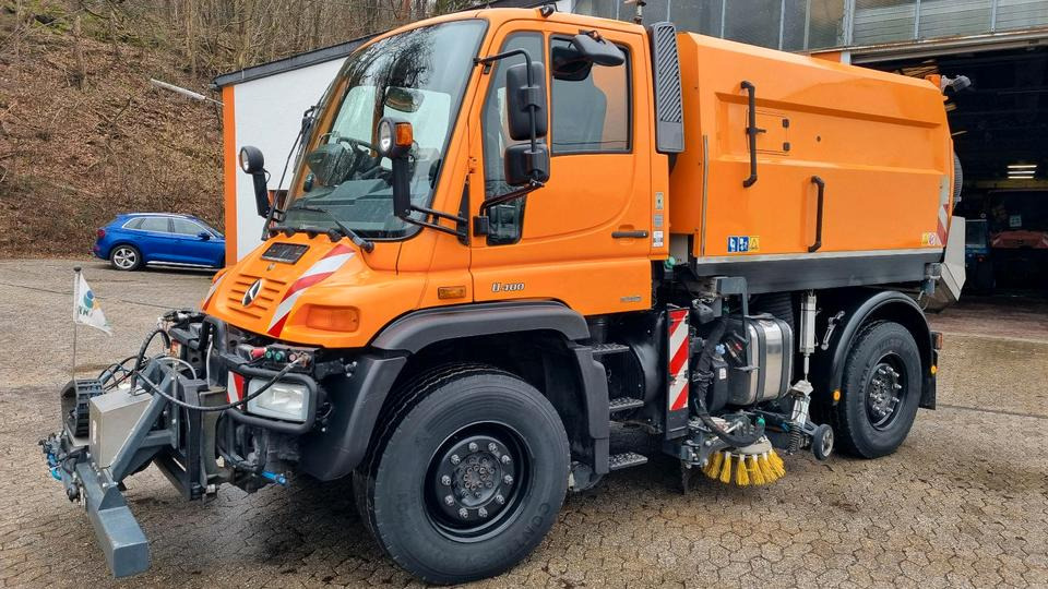 Unimog Kehrmaschine U400 405 Mercedes-Benz Hydrostat Wechsellenkung Variopilot - Utcaseprő gép: 2 kép. Unimog Kehrmaschine U400 405 Mercedes-Benz Hydrostat Wechsellenkung Variopilot - Utcaseprő gép: 2 kép.