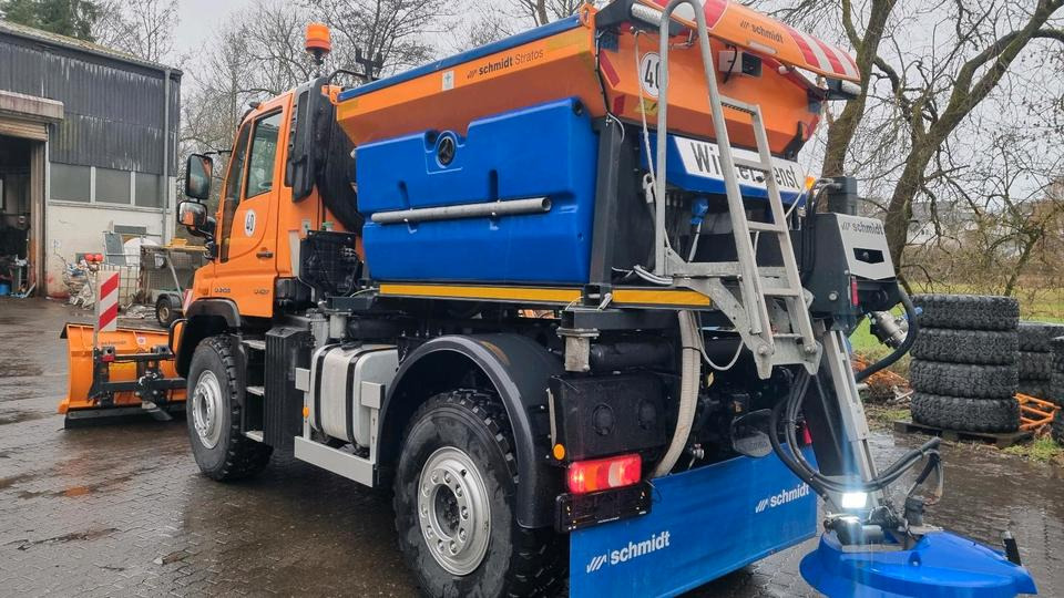 Zu vermieten Unimog 405 U427 Winterdienst Schmidt Salzstreuer 423 429 430 Mercedes Benz 318 527 Vermietung - Hóeltakarító gép: 2 kép. Zu vermieten Unimog 405 U427 Winterdienst Schmidt Salzstreuer 423 429 430 Mercedes Benz 318 527 Vermietung - Hóeltakarító gép: 2 kép.