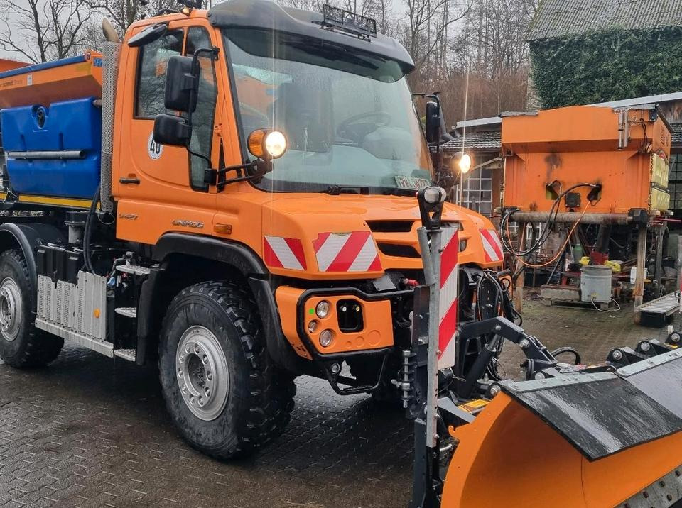 Zu vermieten Unimog 405 U427 Winterdienst Schmidt Salzstreuer 423 429 430 Mercedes Benz 318 527 Vermietung - Hóeltakarító gép: 4 kép. Zu vermieten Unimog 405 U427 Winterdienst Schmidt Salzstreuer 423 429 430 Mercedes Benz 318 527 Vermietung - Hóeltakarító gép: 4 kép.