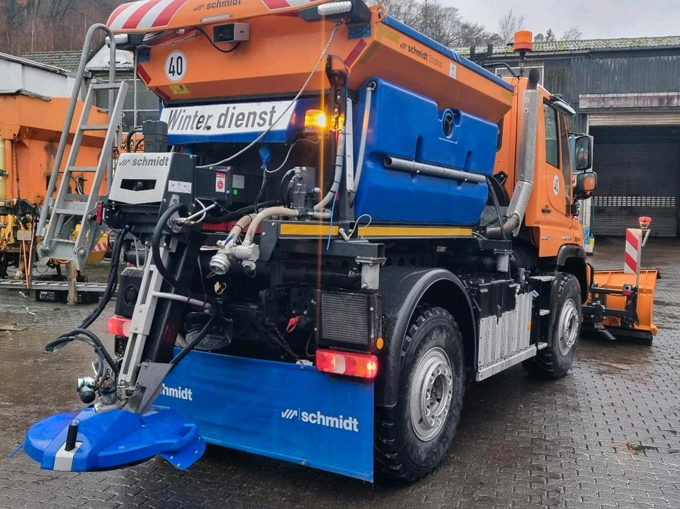 Zu vermieten Unimog 405 U427 Winterdienst Schmidt Salzstreuer 423 429 430 Mercedes Benz 318 527 Vermietung - Hóeltakarító gép: 3 kép. Zu vermieten Unimog 405 U427 Winterdienst Schmidt Salzstreuer 423 429 430 Mercedes Benz 318 527 Vermietung - Hóeltakarító gép: 3 kép.