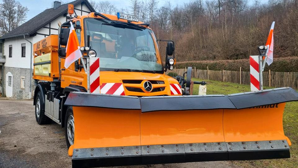 Zu vermieten Unimog 405 U527 Winterdienst Schmidt Salzstreuer 423 429 430 Mercedes Benz 318 527 Vermietung - Hóeltakarító gép: 1 kép. Zu vermieten Unimog 405 U527 Winterdienst Schmidt Salzstreuer 423 429 430 Mercedes Benz 318 527 Vermietung - Hóeltakarító gép: 1 kép.