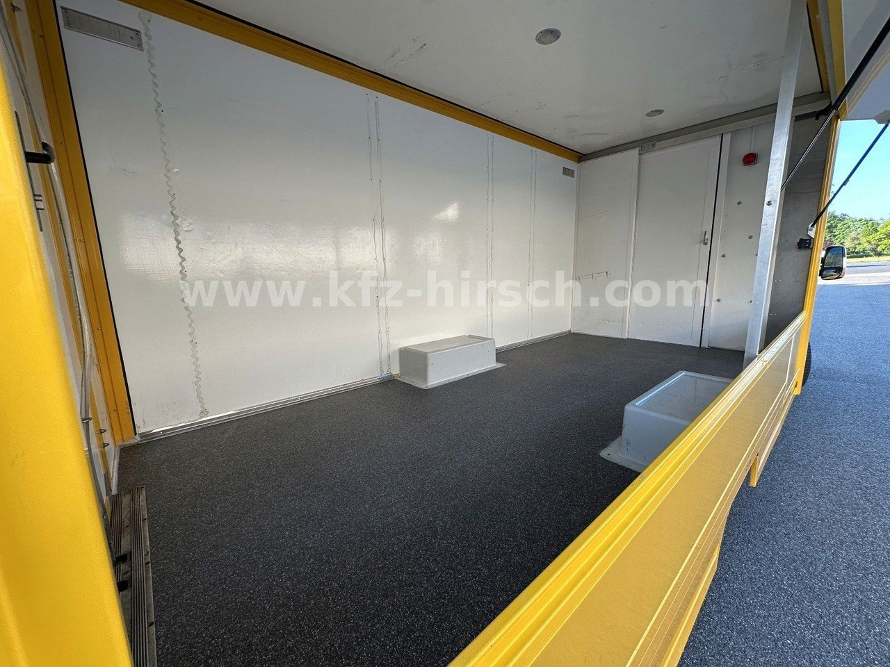 Iveco Daily Luftfederung Foodtruck Imbisswagen Verkauf - Büféautó: 4 kép. Iveco Daily Luftfederung Foodtruck Imbisswagen Verkauf - Büféautó: 4 kép.