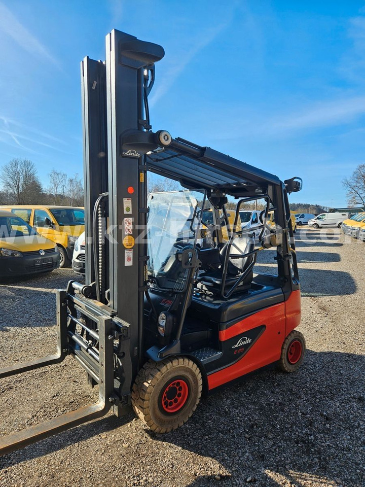 Linde E25 R Roadster , 6.880mm Hubhöhe, StVZO hydr. Zi - Elektromos targonca: 5 kép. Linde E25 R Roadster , 6.880mm Hubhöhe, StVZO hydr. Zi - Elektromos targonca: 5 kép.