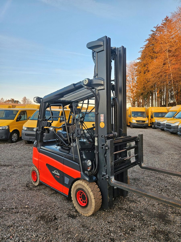 Linde E25 R Roadster , 6.880mm Hubhöhe, StVZO hydr. Zi - Elektromos targonca: 2 kép. Linde E25 R Roadster , 6.880mm Hubhöhe, StVZO hydr. Zi - Elektromos targonca: 2 kép.