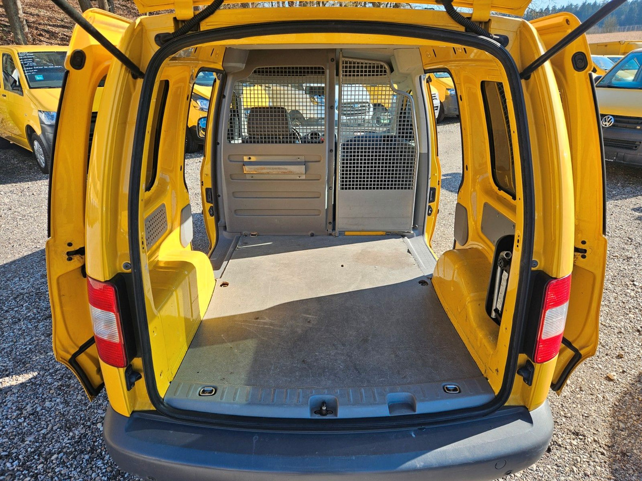 Volkswagen Caddy 2.0 SDI*1.Hand*S-heft*2xSchiebetüre - Kisbusz: 5 kép. Volkswagen Caddy 2.0 SDI*1.Hand*S-heft*2xSchiebetüre - Kisbusz: 5 kép.