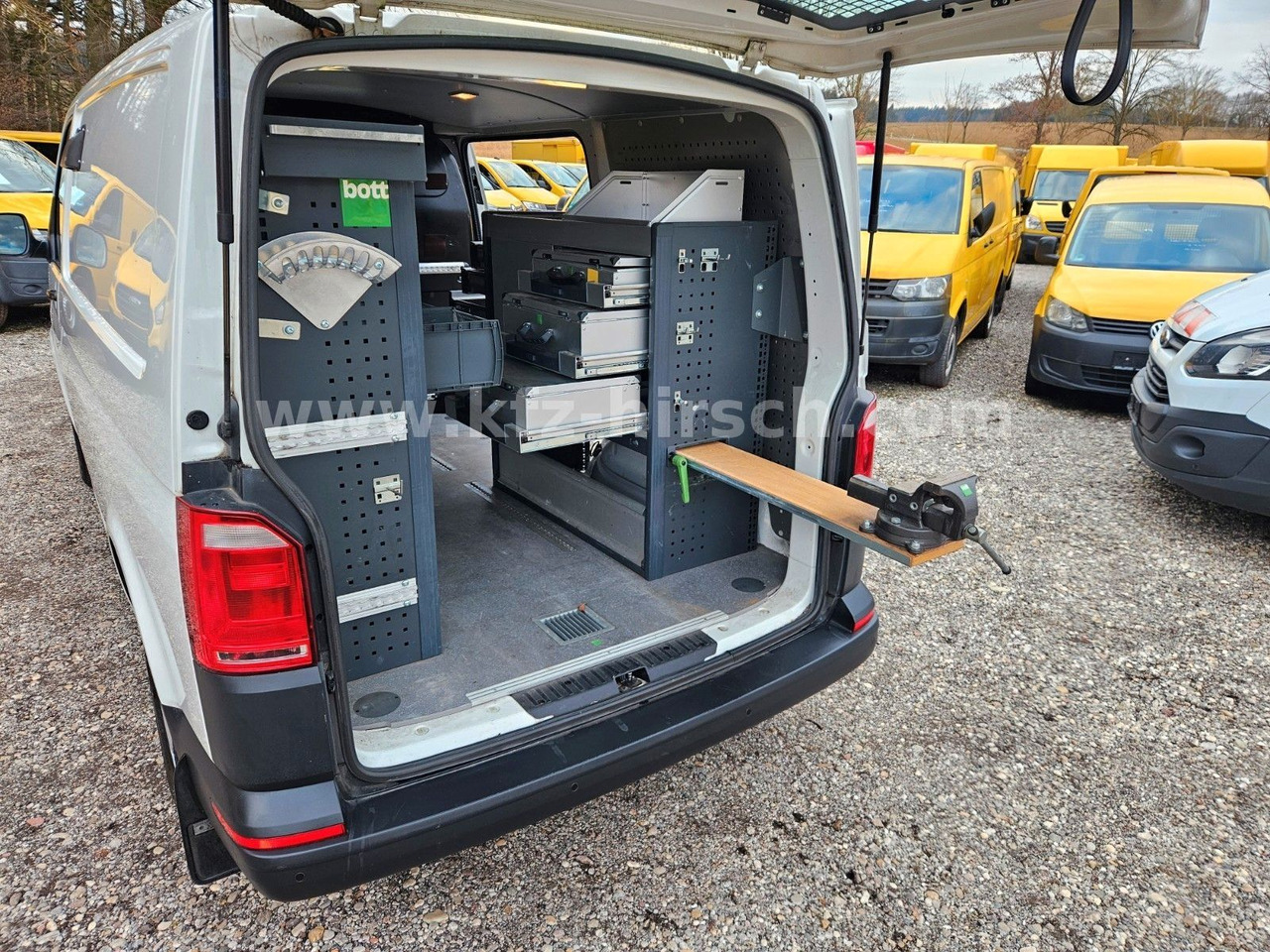 Volkswagen T6 Automatik/ DSG Sortimo Stdhzg Behindertenger. - Kisbusz: 1 kép. Volkswagen T6 Automatik/ DSG Sortimo Stdhzg Behindertenger. - Kisbusz: 1 kép.