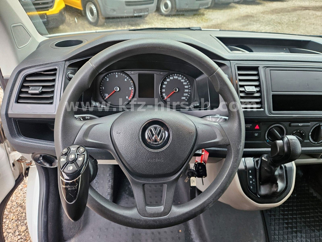 Volkswagen T6 Automatik/ DSG Sortimo Stdhzg Behindertenger. - Kisbusz: 3 kép. Volkswagen T6 Automatik/ DSG Sortimo Stdhzg Behindertenger. - Kisbusz: 3 kép.