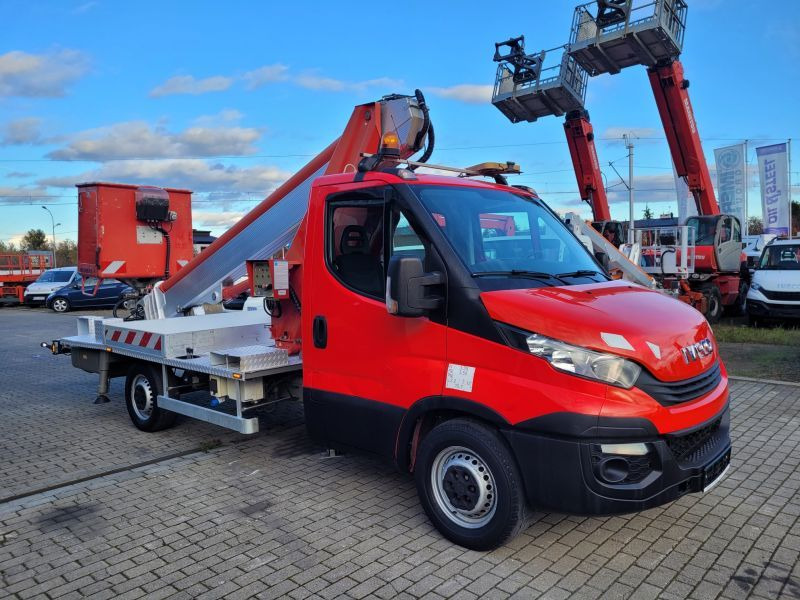 Iveco Daily 35S11 podnośnik koszowy 20 m Multitel MT202DS - Emelőkosaras teherautó: 2 kép. Iveco Daily 35S11 podnośnik koszowy 20 m Multitel MT202DS - Emelőkosaras teherautó: 2 kép.