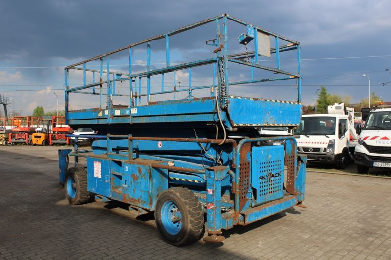 Podnośnik nożycowy 4x4 spalinowy 15 m Skyjack SJ9241 - Ollós emelő: 3 kép. Podnośnik nożycowy 4x4 spalinowy 15 m Skyjack SJ9241 - Ollós emelő: 3 kép.