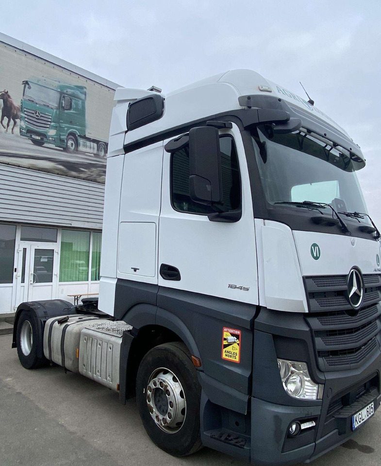 Mercedes-Benz ACTROS 1845 BIG SPACE - Nyergesvontató: 2 kép. Mercedes-Benz ACTROS 1845 BIG SPACE - Nyergesvontató: 2 kép.