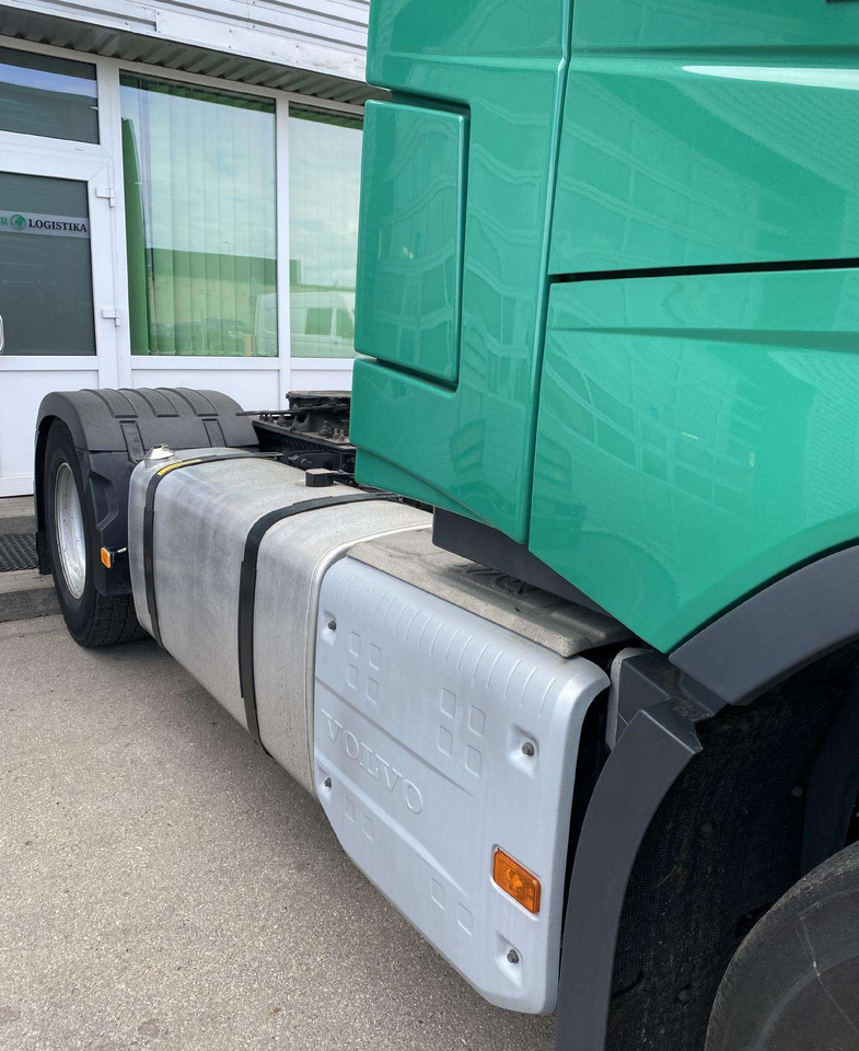 Volvo FH460 - Nyergesvontató: 3 kép. Volvo FH460 - Nyergesvontató: 3 kép.