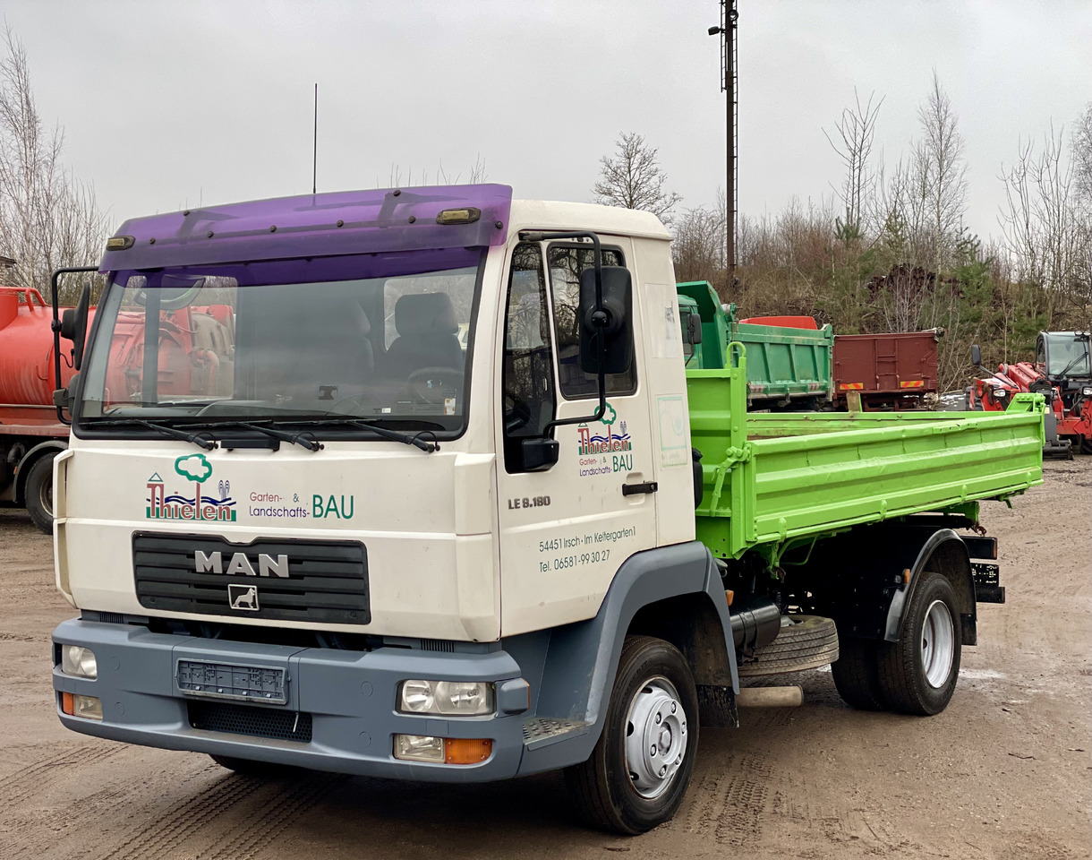 MAN LE - Billenőplatós teherautó: 4 kép. MAN LE - Billenőplatós teherautó: 4 kép.