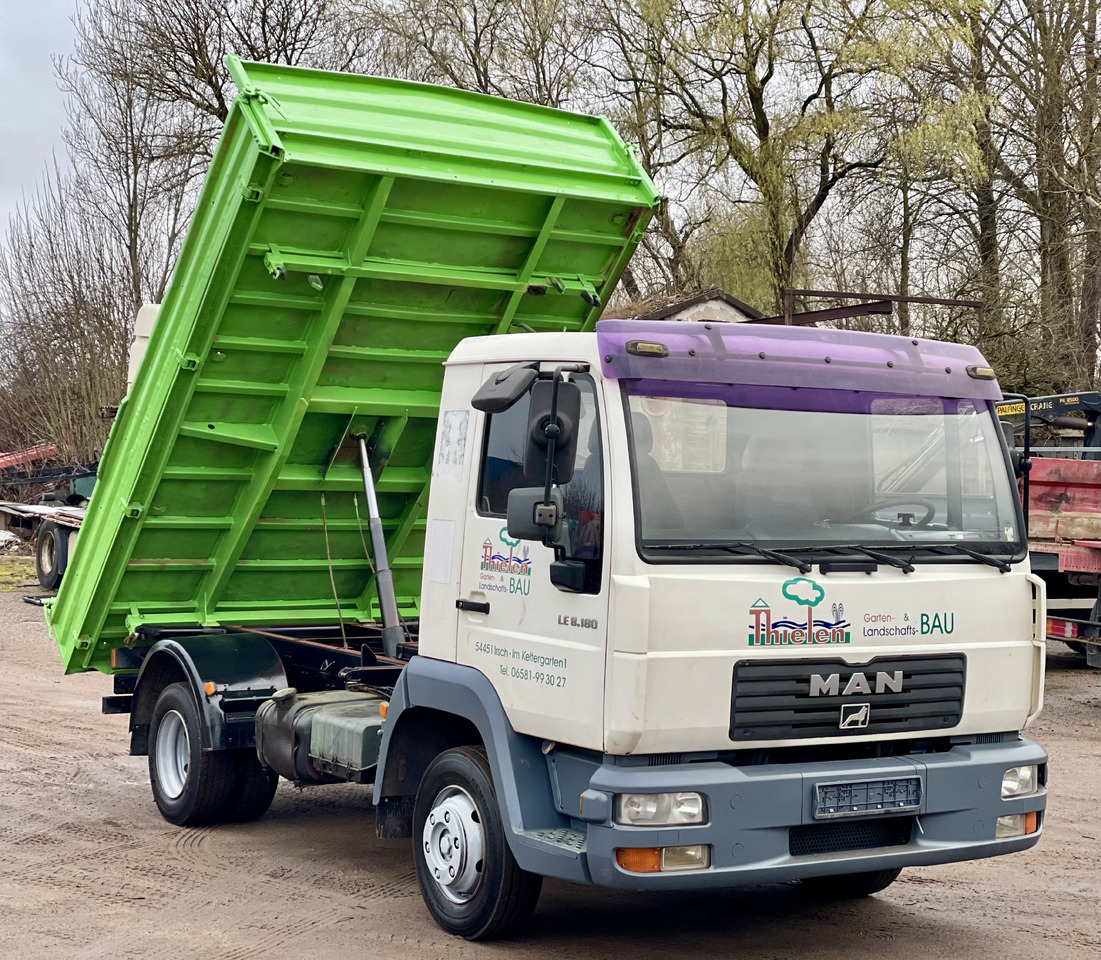 MAN LE - Billenőplatós teherautó: 2 kép. MAN LE - Billenőplatós teherautó: 2 kép.