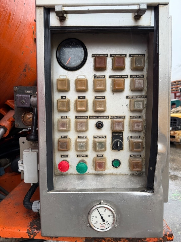 MAN 32.402 VF 8x4 - Szippantós autó: 4 kép. MAN 32.402 VF 8x4 - Szippantós autó: 4 kép.