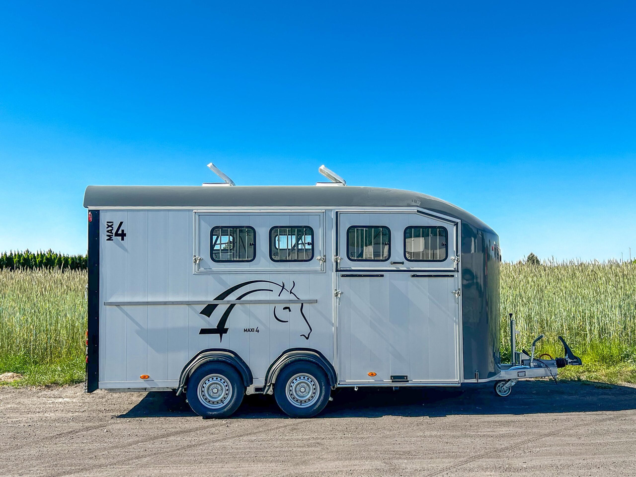 CHEVAL LIBERTÉ MAXI 4 - OPTIMAX - Lószállító utánfutó: 4 kép. CHEVAL LIBERTÉ MAXI 4 - OPTIMAX - Lószállító utánfutó: 4 kép.