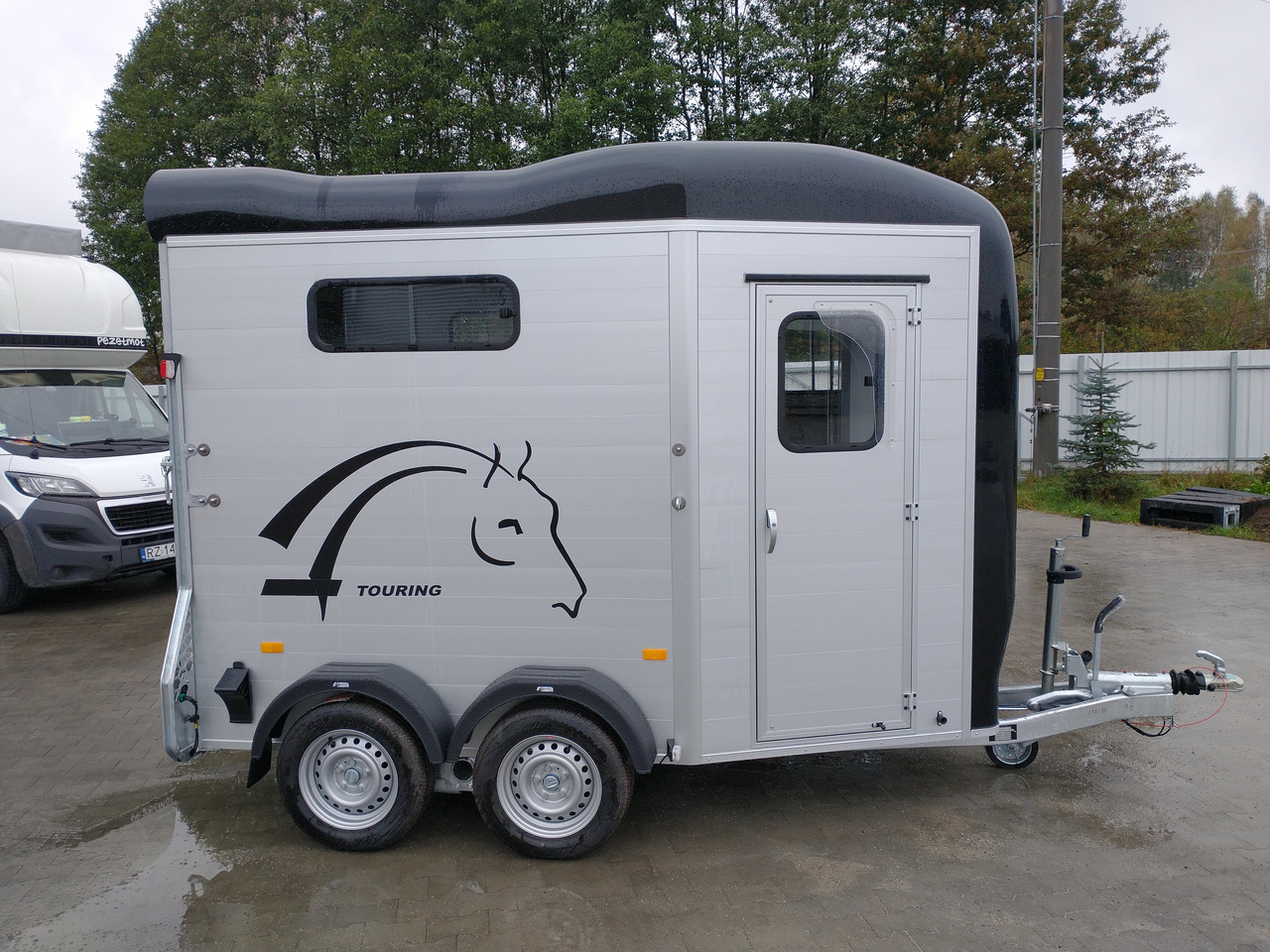 Cheval Liberté Touring Country + Siodlarnia, Debon - Lószállító utánfutó: 2 kép. Cheval Liberté Touring Country + Siodlarnia, Debon - Lószállító utánfutó: 2 kép.