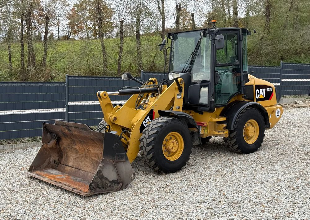 Caterpillar * CAT 907 H  * Ładowarka * Sprowadzona * Bardzo Dobry Stan - Gumikerekes homlokrakodó: 1 kép. Caterpillar * CAT 907 H  * Ładowarka * Sprowadzona * Bardzo Dobry Stan - Gumikerekes homlokrakodó: 1 kép.