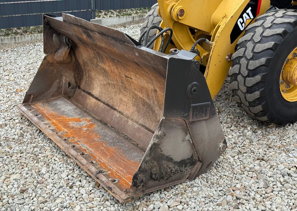 Caterpillar * CAT 907 H  * Ładowarka * Sprowadzona * Bardzo Dobry Stan - Gumikerekes homlokrakodó: 2 kép. Caterpillar * CAT 907 H  * Ładowarka * Sprowadzona * Bardzo Dobry Stan - Gumikerekes homlokrakodó: 2 kép.