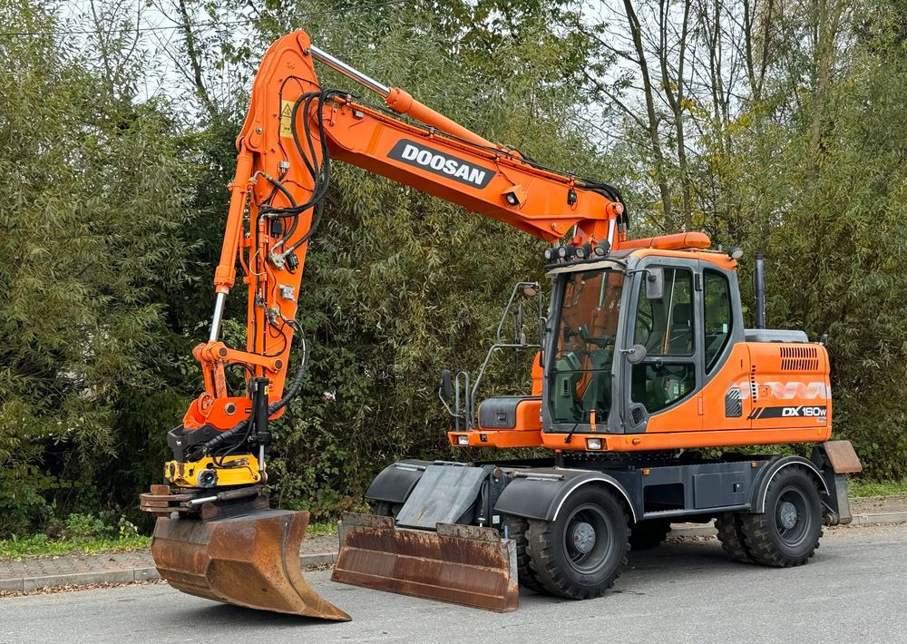 Doosan * DOOSAN DX160W *ROTOTILT* GPS 2D Leica * Sprowadzona * Stan Perfekcyjny * Koparka Kołowa * - Gumikerekes kotró: 1 kép. Doosan * DOOSAN DX160W *ROTOTILT* GPS 2D Leica * Sprowadzona * Stan Perfekcyjny * Koparka Kołowa * - Gumikerekes kotró: 1 kép.