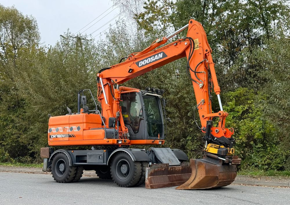 Doosan * DOOSAN DX160W *ROTOTILT* GPS 2D Leica * Sprowadzona * Stan Perfekcyjny * Koparka Kołowa * - Gumikerekes kotró: 2 kép. Doosan * DOOSAN DX160W *ROTOTILT* GPS 2D Leica * Sprowadzona * Stan Perfekcyjny * Koparka Kołowa * - Gumikerekes kotró: 2 kép.
