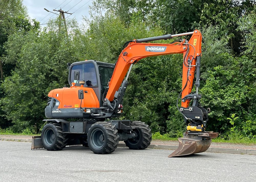 Doosan DOOSAN DX57W *ROTOTILT* 2200 Motogodzin JAK NOWA KOPARKA KOŁOWA STAN PERFEKCYJNY SPROWADZONA - Gumikerekes kotró: 2 kép. Doosan DOOSAN DX57W *ROTOTILT* 2200 Motogodzin JAK NOWA KOPARKA KOŁOWA STAN PERFEKCYJNY SPROWADZONA - Gumikerekes kotró: 2 kép.
