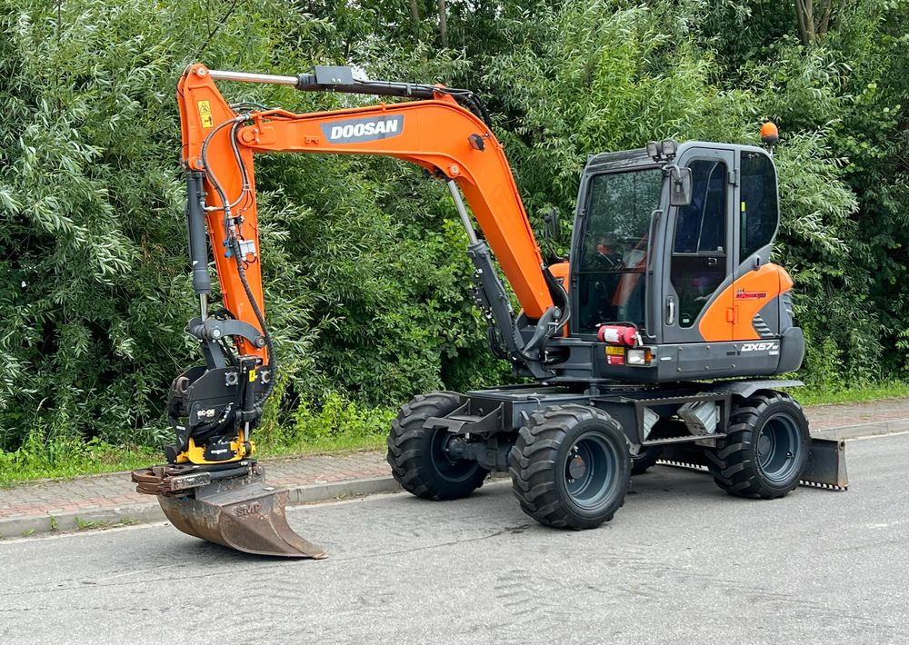 Doosan DOOSAN DX57W *ROTOTILT* 2200 Motogodzin JAK NOWA KOPARKA KOŁOWA STAN PERFEKCYJNY SPROWADZONA - Gumikerekes kotró: 1 kép. Doosan DOOSAN DX57W *ROTOTILT* 2200 Motogodzin JAK NOWA KOPARKA KOŁOWA STAN PERFEKCYJNY SPROWADZONA - Gumikerekes kotró: 1 kép.