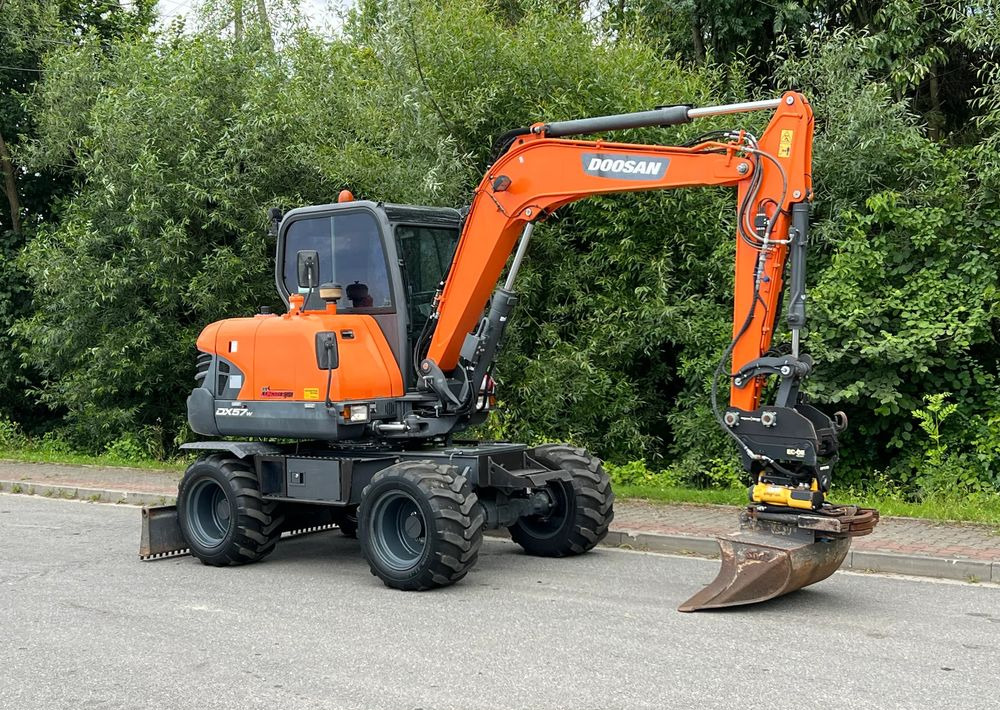 Doosan DOOSAN DX57W *ROTOTILT* 2200 Motogodzin * Jak Nowa * Sprowadzona * Stan Perfekcyjny - Gumikerekes kotró: 2 kép. Doosan DOOSAN DX57W *ROTOTILT* 2200 Motogodzin * Jak Nowa * Sprowadzona * Stan Perfekcyjny - Gumikerekes kotró: 2 kép.
