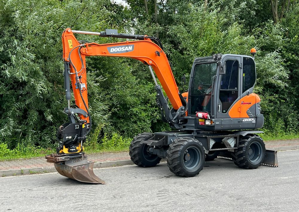 Doosan DOOSAN DX57W *ROTOTILT* 2200 Motogodzin * Jak Nowa * Sprowadzona * Stan Perfekcyjny - Gumikerekes kotró: 1 kép. Doosan DOOSAN DX57W *ROTOTILT* 2200 Motogodzin * Jak Nowa * Sprowadzona * Stan Perfekcyjny - Gumikerekes kotró: 1 kép.
