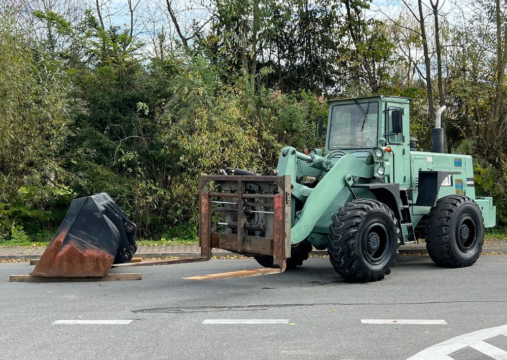 Komatsu Ładowarka KOMATSU 540 EX-army  Widły Łyżka Bardzo Dobry Stan ( CAT JCB Liebherr ) - Gumikerekes homlokrakodó: 2 kép. Komatsu Ładowarka KOMATSU 540 EX-army  Widły Łyżka Bardzo Dobry Stan ( CAT JCB Liebherr ) - Gumikerekes homlokrakodó: 2 kép.