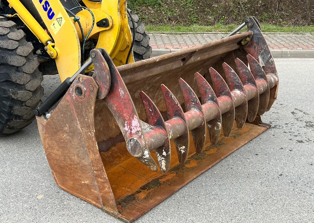 Komatsu Ładowarka KOMATSU WA 90 STAN IDEALNY - Gumikerekes homlokrakodó: 3 kép. Komatsu Ładowarka KOMATSU WA 90 STAN IDEALNY - Gumikerekes homlokrakodó: 3 kép.