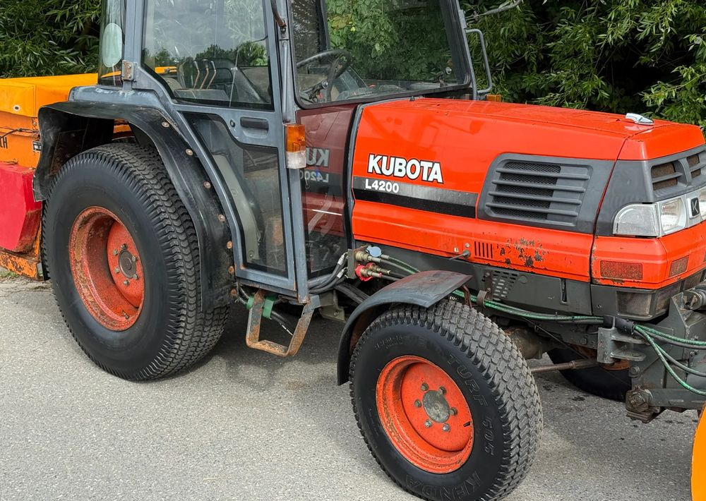 Kubota * Traktor KUBOTA L4200 * 4x4 * Pług Piaskarka * Wałek Przód Tył * Sprowadzony* Zimowe Utrzymanie - Traktor: 4 kép. Kubota * Traktor KUBOTA L4200 * 4x4 * Pług Piaskarka * Wałek Przód Tył * Sprowadzony* Zimowe Utrzymanie - Traktor: 4 kép.