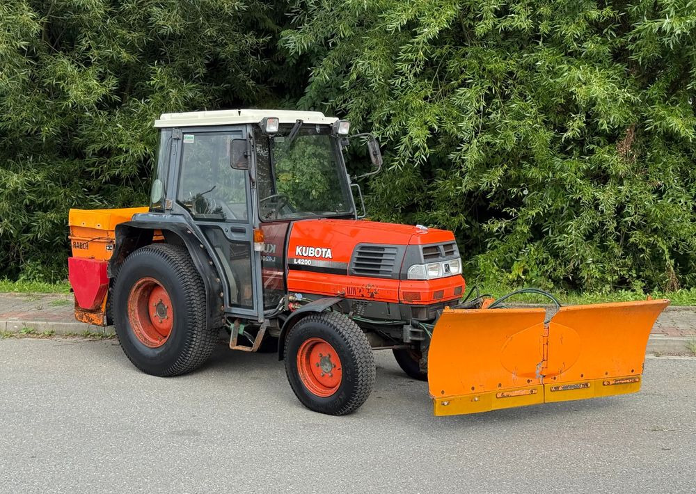 Kubota * Traktor KUBOTA L4200 * 4x4 * Pług Piaskarka * Wałek Przód Tył * Sprowadzony* Zimowe Utrzymanie - Traktor: 1 kép. Kubota * Traktor KUBOTA L4200 * 4x4 * Pług Piaskarka * Wałek Przód Tył * Sprowadzony* Zimowe Utrzymanie - Traktor: 1 kép.
