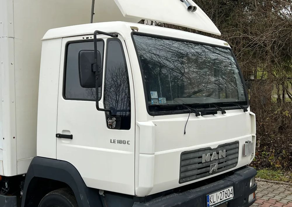 MAN MAN 8-180 KONTENER WINDA ZAŁADOWCZA - Dobozos felépítményű teherautó: 4 kép. MAN MAN 8-180 KONTENER WINDA ZAŁADOWCZA - Dobozos felépítményű teherautó: 4 kép.
