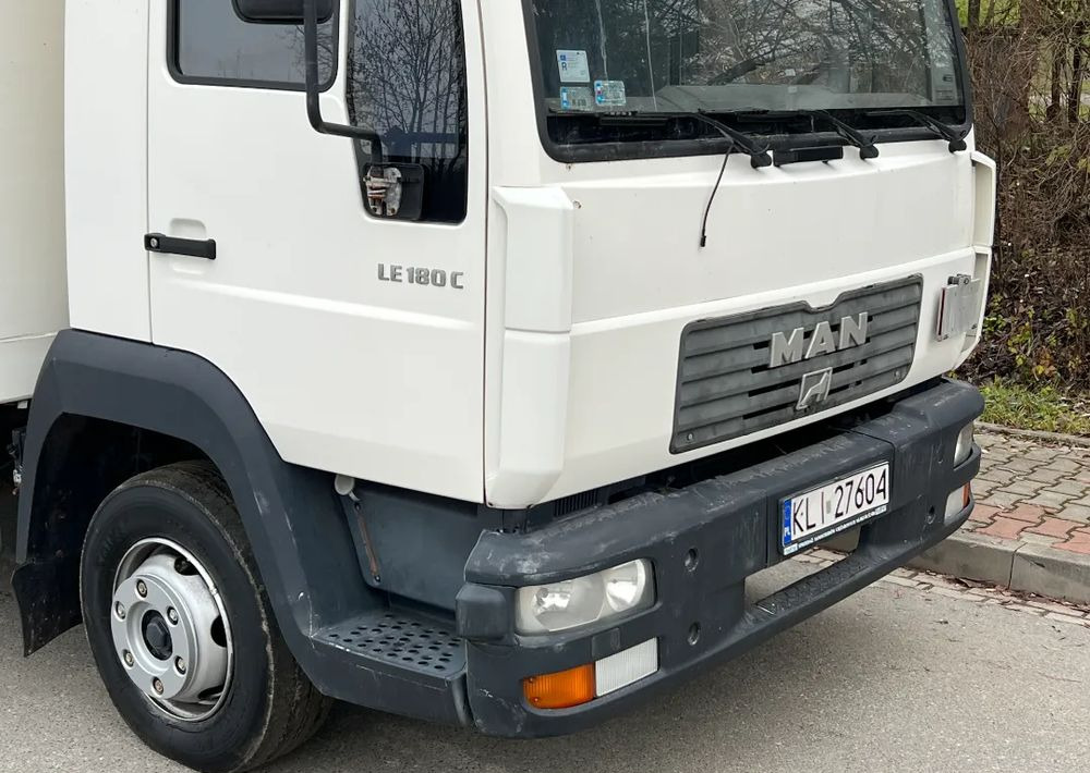 MAN MAN 8-180 KONTENER WINDA ZAŁADOWCZA - Dobozos felépítményű teherautó: 3 kép. MAN MAN 8-180 KONTENER WINDA ZAŁADOWCZA - Dobozos felépítményű teherautó: 3 kép.