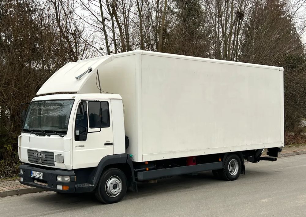 MAN MAN 8-180 KONTENER WINDA ZAŁADOWCZA - Dobozos felépítményű teherautó: 1 kép. MAN MAN 8-180 KONTENER WINDA ZAŁADOWCZA - Dobozos felépítményű teherautó: 1 kép.