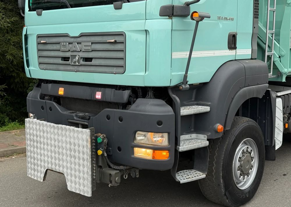 MAN * TGA 26.410 MAN * Kiper / Wywrotka * 6x6 * Sprowadzona * Bordmatik x2 * Bardzo Dobry Stan - Billenőplatós teherautó: 4 kép. MAN * TGA 26.410 MAN * Kiper / Wywrotka * 6x6 * Sprowadzona * Bordmatik x2 * Bardzo Dobry Stan - Billenőplatós teherautó: 4 kép.