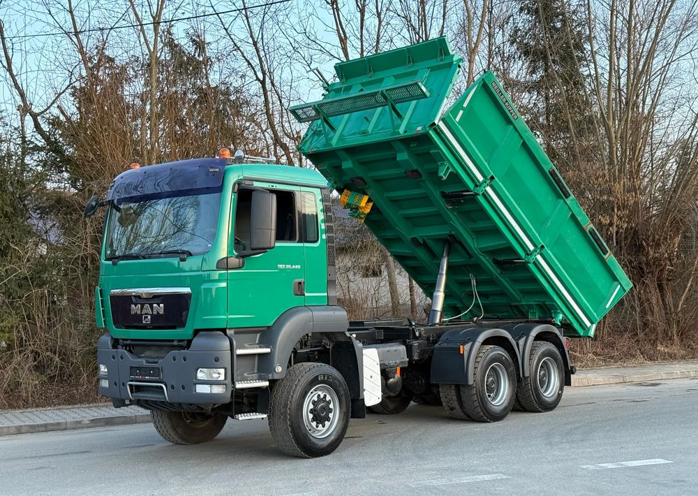 MAN * TGS 26.440 MAN * Kiper / Wywrotka * 6x6 * Sprowadzona * Bordmatik * Stan Perfekcyjny - Billenőplatós teherautó: 1 kép. MAN * TGS 26.440 MAN * Kiper / Wywrotka * 6x6 * Sprowadzona * Bordmatik * Stan Perfekcyjny - Billenőplatós teherautó: 1 kép.