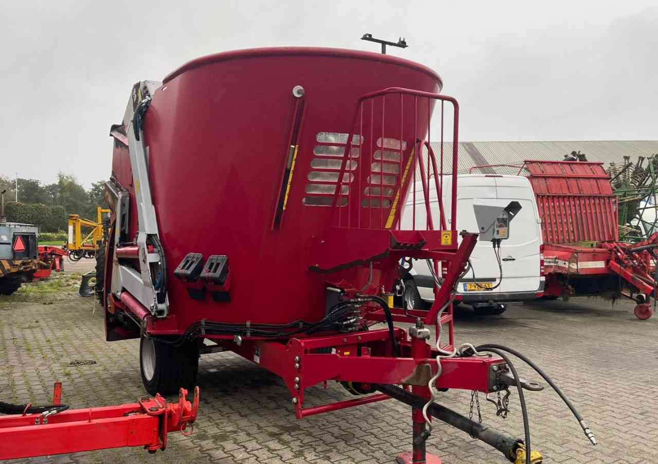 BVL V-Mix 12 LS Voermengwagen Voermachines - Etetőkocsi: 2 kép. BVL V-Mix 12 LS Voermengwagen Voermachines - Etetőkocsi: 2 kép.
