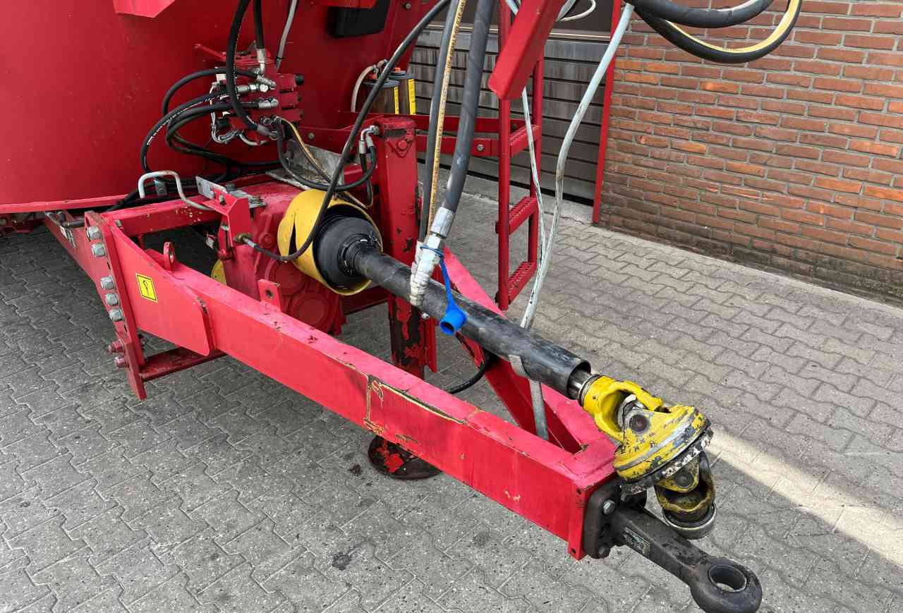 BVL V-Mix 24-2S Voermengwagen voermachines - Etetőkocsi: 5 kép. BVL V-Mix 24-2S Voermengwagen voermachines - Etetőkocsi: 5 kép.