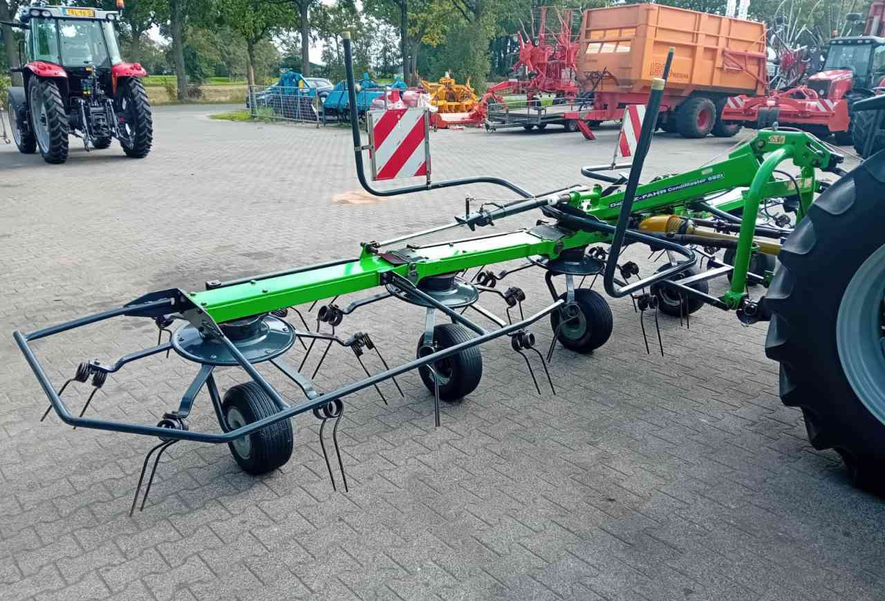 Deutz-Fahr Condimaster 6821 schudder weidebouwmachines - Szénaforgató: 5 kép. Deutz-Fahr Condimaster 6821 schudder weidebouwmachines - Szénaforgató: 5 kép.