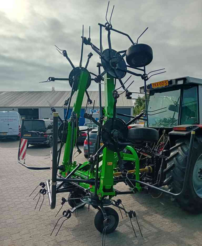 Deutz-Fahr Condimaster 6821 schudder weidebouwmachines - Szénaforgató: 2 kép. Deutz-Fahr Condimaster 6821 schudder weidebouwmachines - Szénaforgató: 2 kép.