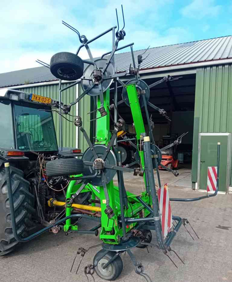 Deutz-Fahr Condimaster 6821 schudder weidebouwmachines - Szénaforgató: 3 kép. Deutz-Fahr Condimaster 6821 schudder weidebouwmachines - Szénaforgató: 3 kép.