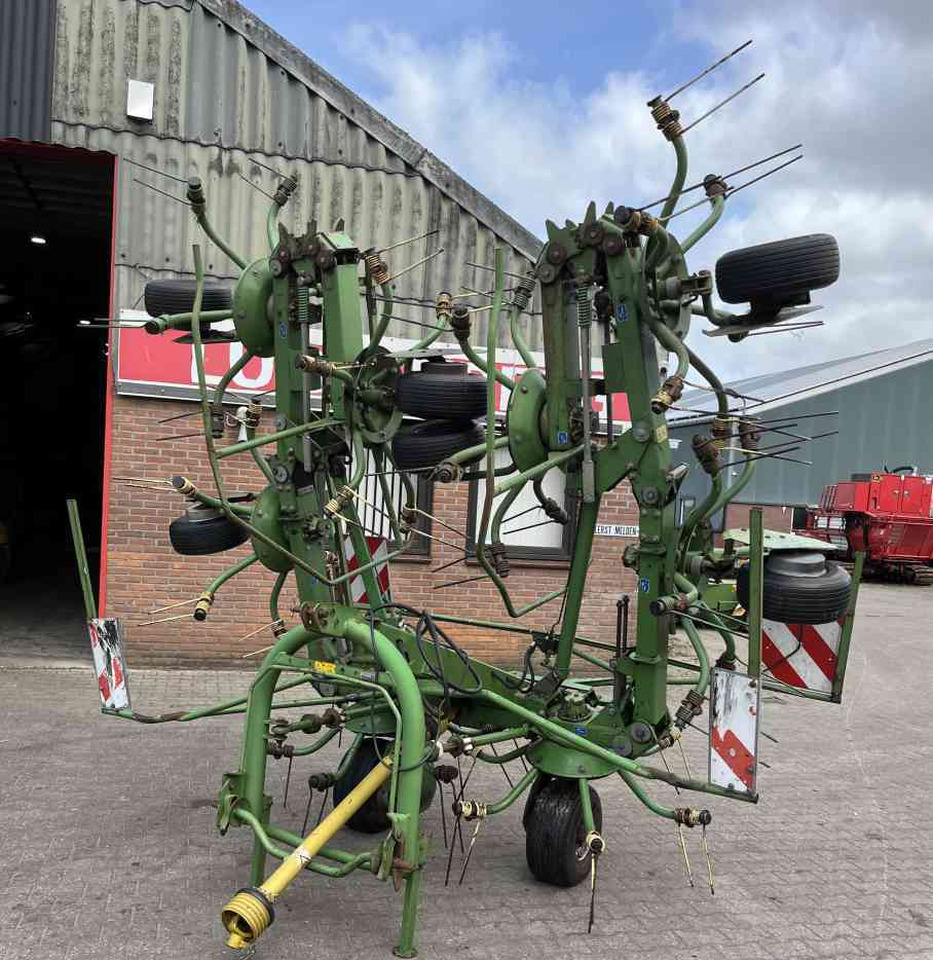 Krone KW 8.80/8 Schudder Tedder Kreiselheuer weidebouwmachines - Szénaforgató: 1 kép. Krone KW 8.80/8 Schudder Tedder Kreiselheuer weidebouwmachines - Szénaforgató: 1 kép.