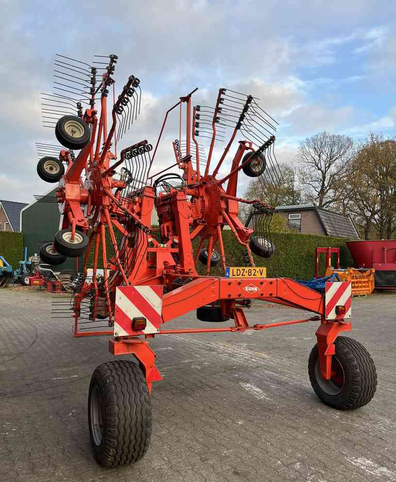 Kuhn GA 8521 zwadhark zwiller rugger rake weidebouwmachines - Szénaforgató: 5 kép. Kuhn GA 8521 zwadhark zwiller rugger rake weidebouwmachines - Szénaforgató: 5 kép.