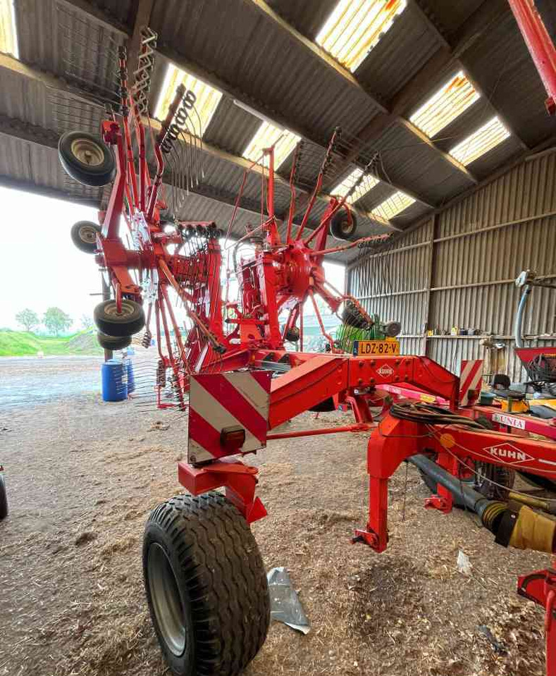 Kuhn GA 8521 zwadhark zwiller rugger rake weidebouwmachines - Szénaforgató: 4 kép. Kuhn GA 8521 zwadhark zwiller rugger rake weidebouwmachines - Szénaforgató: 4 kép.