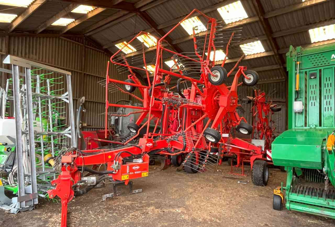 Kuhn GA 8521 zwadhark zwiller rugger rake weidebouwmachines - Szénaforgató: 1 kép. Kuhn GA 8521 zwadhark zwiller rugger rake weidebouwmachines - Szénaforgató: 1 kép.