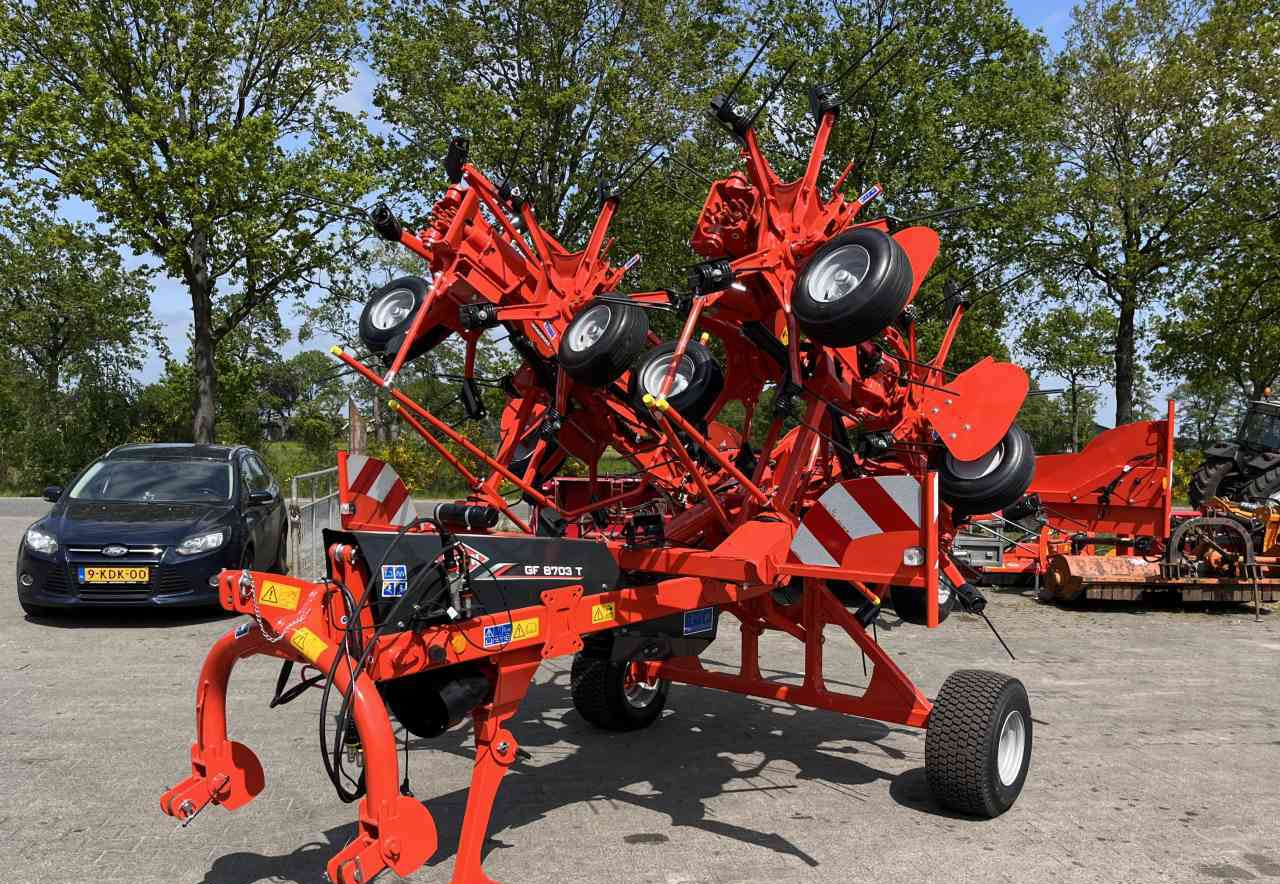 Kuhn GF8703T Schudder Tedder Kreiselheuer weidebouwmachines - Szénaforgató: 1 kép. Kuhn GF8703T Schudder Tedder Kreiselheuer weidebouwmachines - Szénaforgató: 1 kép.