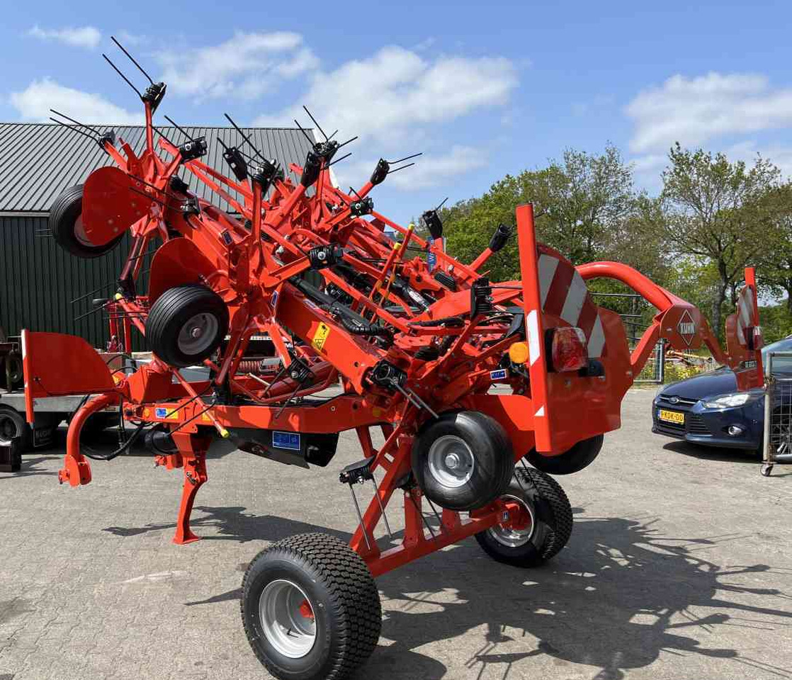 Kuhn GF8703T Schudder Tedder Kreiselheuer weidebouwmachines - Szénaforgató: 3 kép. Kuhn GF8703T Schudder Tedder Kreiselheuer weidebouwmachines - Szénaforgató: 3 kép.