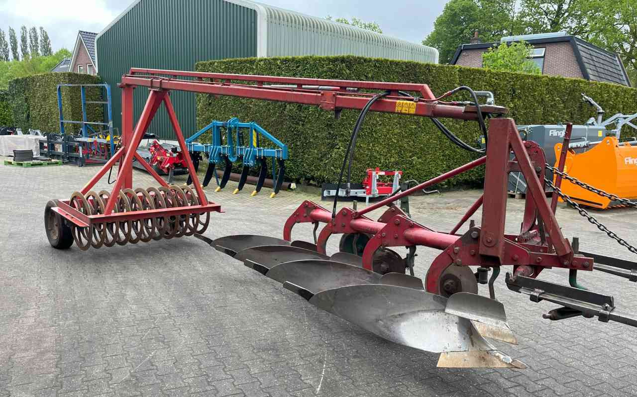 Kverneland 4 schaar ploeg + Evers vorenpakker grondbewerking - Eke: 4 kép. Kverneland 4 schaar ploeg + Evers vorenpakker grondbewerking - Eke: 4 kép.